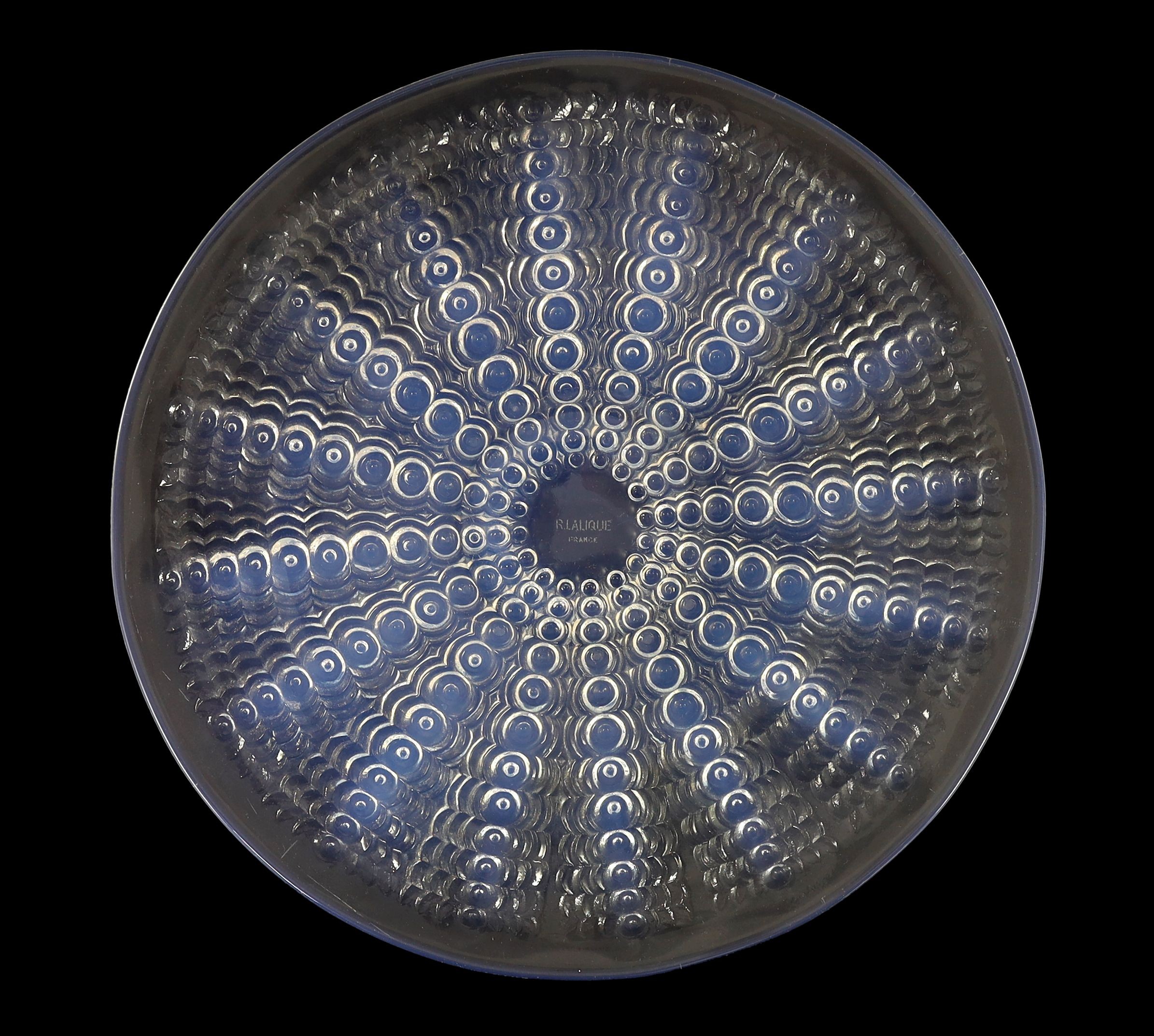 A R. Lalique Oursins opalescent glass plate, 28cm